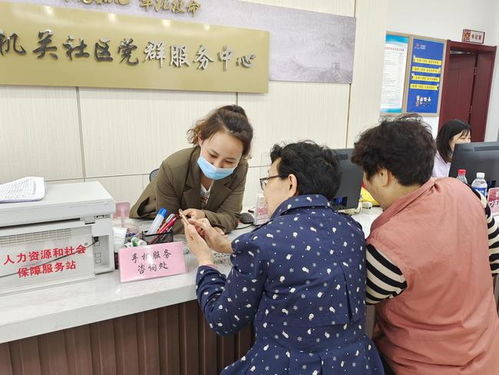 新浦街道機關社區開設手機服務咨詢臺，助力老年人跨越數字鴻溝